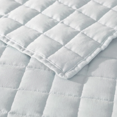 Soft microfiber inner weighted blanket for soothing, restful sleep